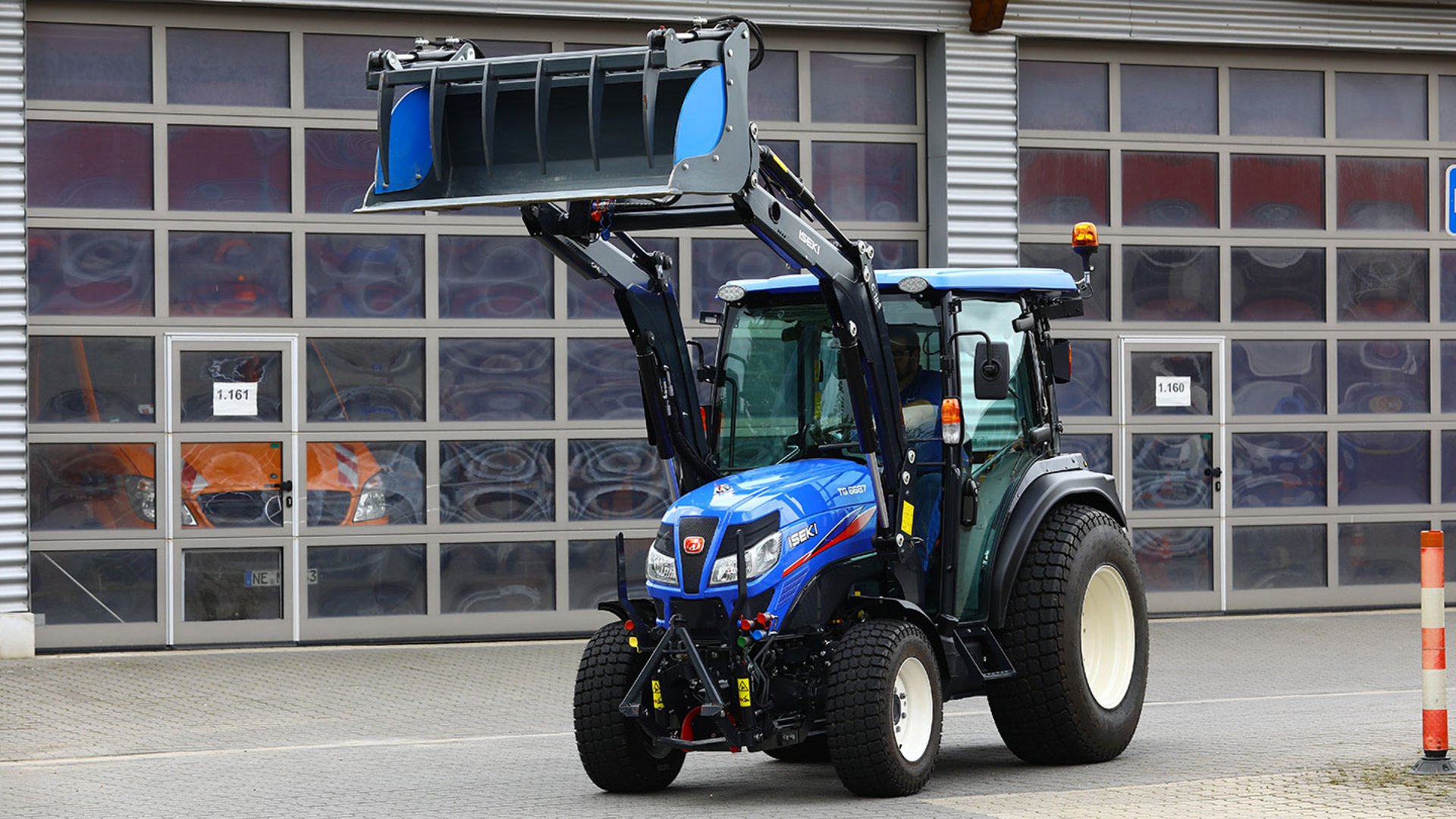 Der neue ISEKI TG 6 Traktor mit hochgefahrenen Frontlader.