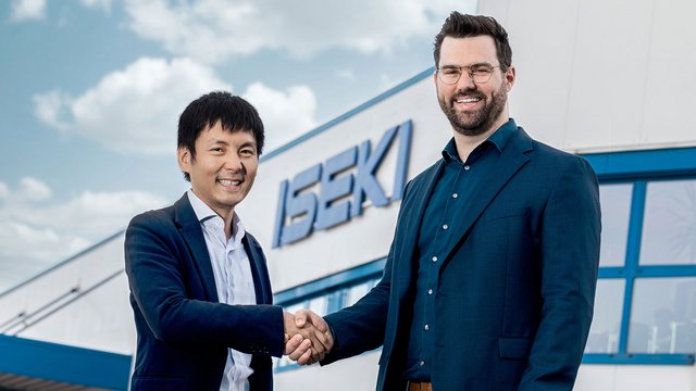 Der Geschäftsführer der ISEKI-Maschinen GmbH, Martin Hoffmann begrüßt seinen neuen Partner in der Geschäftsführung, Takaomi Fukuta, den Leiter des ISEKI-Europa-Hauptquartiers.