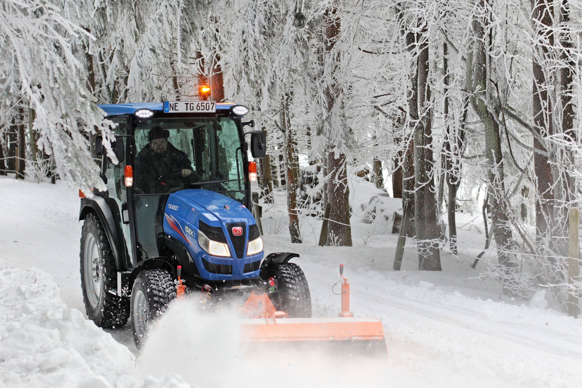 Wintereinsatz mit Kehrmaschine des ISEKI TG 6 Traktors.